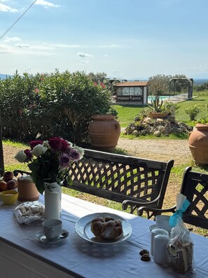 تناول الطعام بالخارج