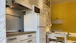 冷蔵庫、電子レンジ、コ ンロ、調理器具と食器