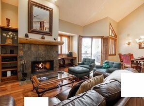 Condo, 5 quartos | Área de estar