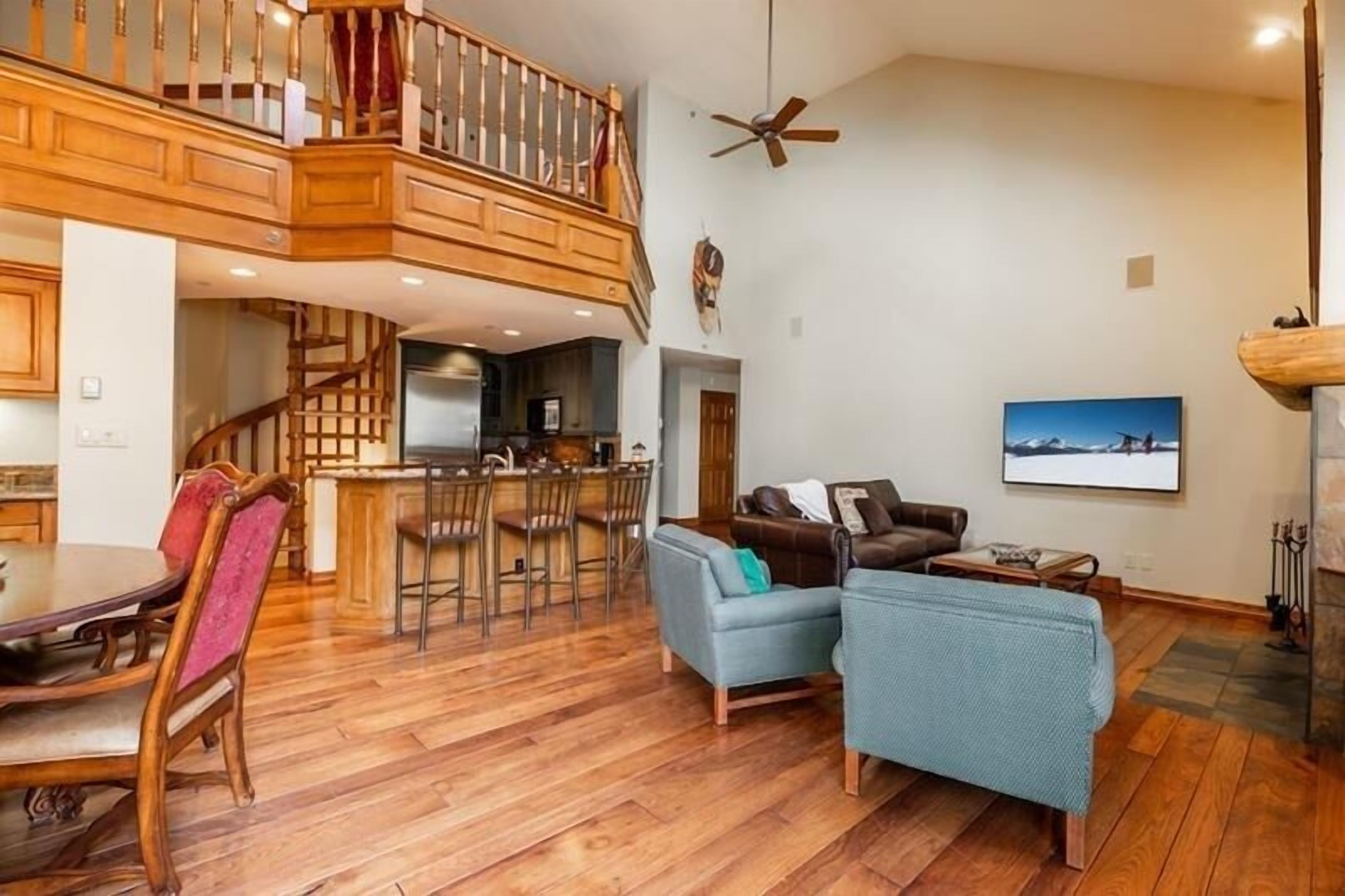 Condo, 5 Bedrooms | Living area