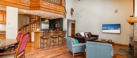 Condo, 5 Bedrooms | Living area