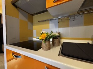 Fridge, microwave, stovetop, cookware/dishes/utensils - Bright apartment with pool near the sea (Rosolina Mare)