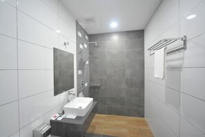 خف للقدمين، مناشف، ورق حمّام