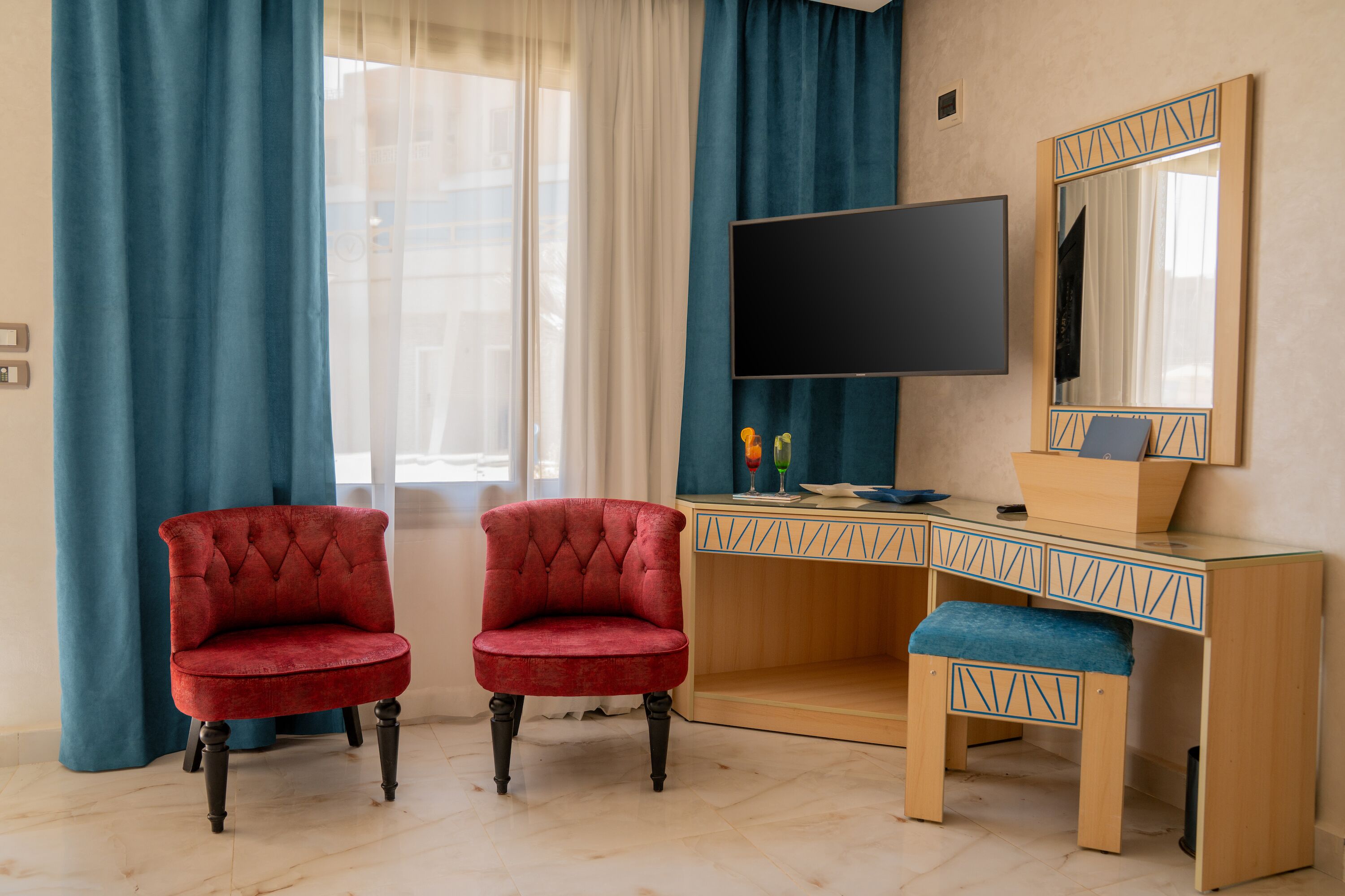 Caixa forta a l'habitació i cortines opaques 