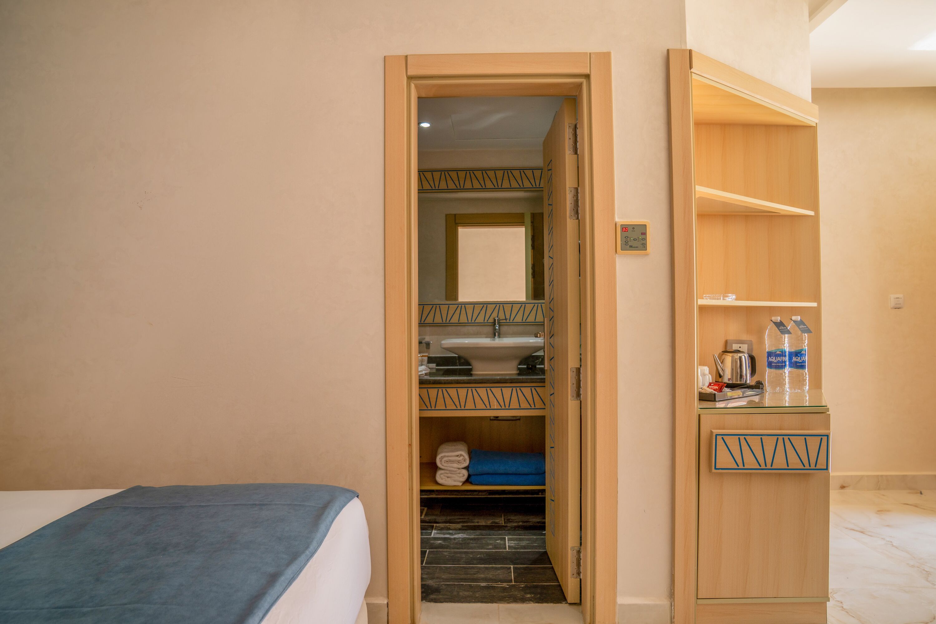 Brankas dan tirai kedap cahaya