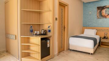 Habitación Deluxe con 2 camas individuales, patio, vista a la alberca | Caja de seguridad en la habitación y cortinas blackout