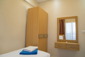 خزنة داخل الغرفة وستائر تعتيم