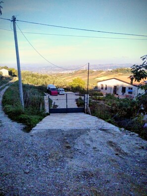 المنطقة المحيطة بالمنشأة