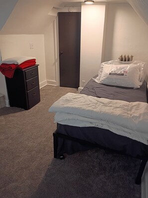 WiFi, bed sheets - Charming private sleeping room near trails in fabulous downtown Cedar Falls (Cedar Falls)