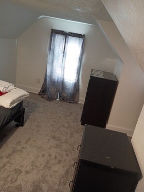 WiFi, bed sheets - Charming private sleeping room near trails in fabulous downtown Cedar Falls (Cedar Falls)