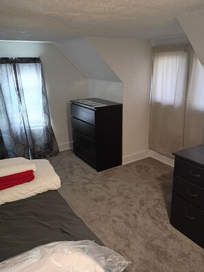 WiFi, bed sheets - Charming private sleeping room near trails in fabulous downtown Cedar Falls (Cedar Falls)