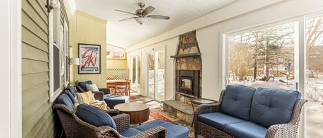 Smart TV, chimenea, libros y estéreo