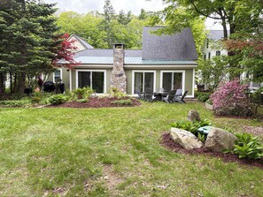 Outdoor dining - Ludlow Village Farmhouse -  indoor sauna on shuttle route, steps from downtown. (Ludlow)