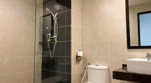 Amenidades de baño gratuitas, toallas, papel de baño 