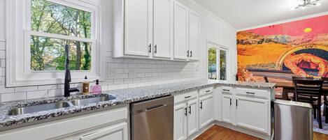 Micro-ondes, four, plaque de cuisson, lave-vaisselle