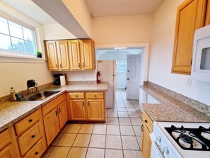 ثلاجة، ميكروويف، فرن، موقد طهي مسطح