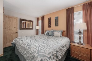 3 bedrooms, travel cot, Internet, bed sheets - NEW split-level 3 bedroom in Fraser with private deck (Fraser)