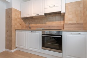 Fridge, oven, dishwasher, coffee/tea maker