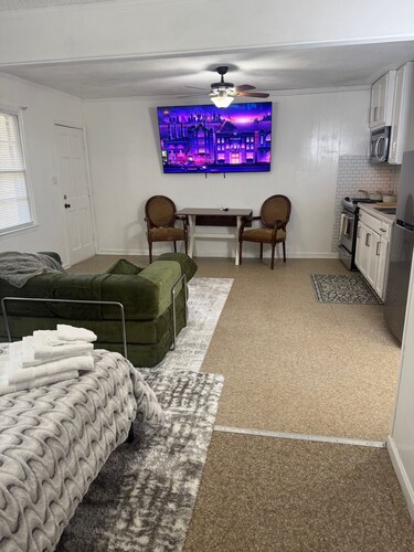 Perfect oasis, near downtown Charleston, Musc hospital, and Charleston airport.