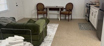 Perfect oasis, near downtown Charleston, Musc hospital, and Charleston airport.