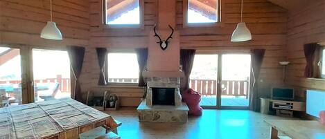 Una televisión, una chimenea