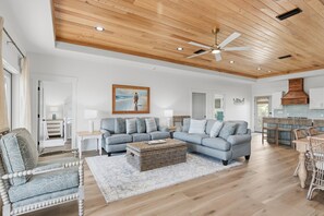 Ferienhaus, Meerblick | Wohnbereich | 70-Zoll-Smart-TV mit Digitalempfang, Netflix, Hulu