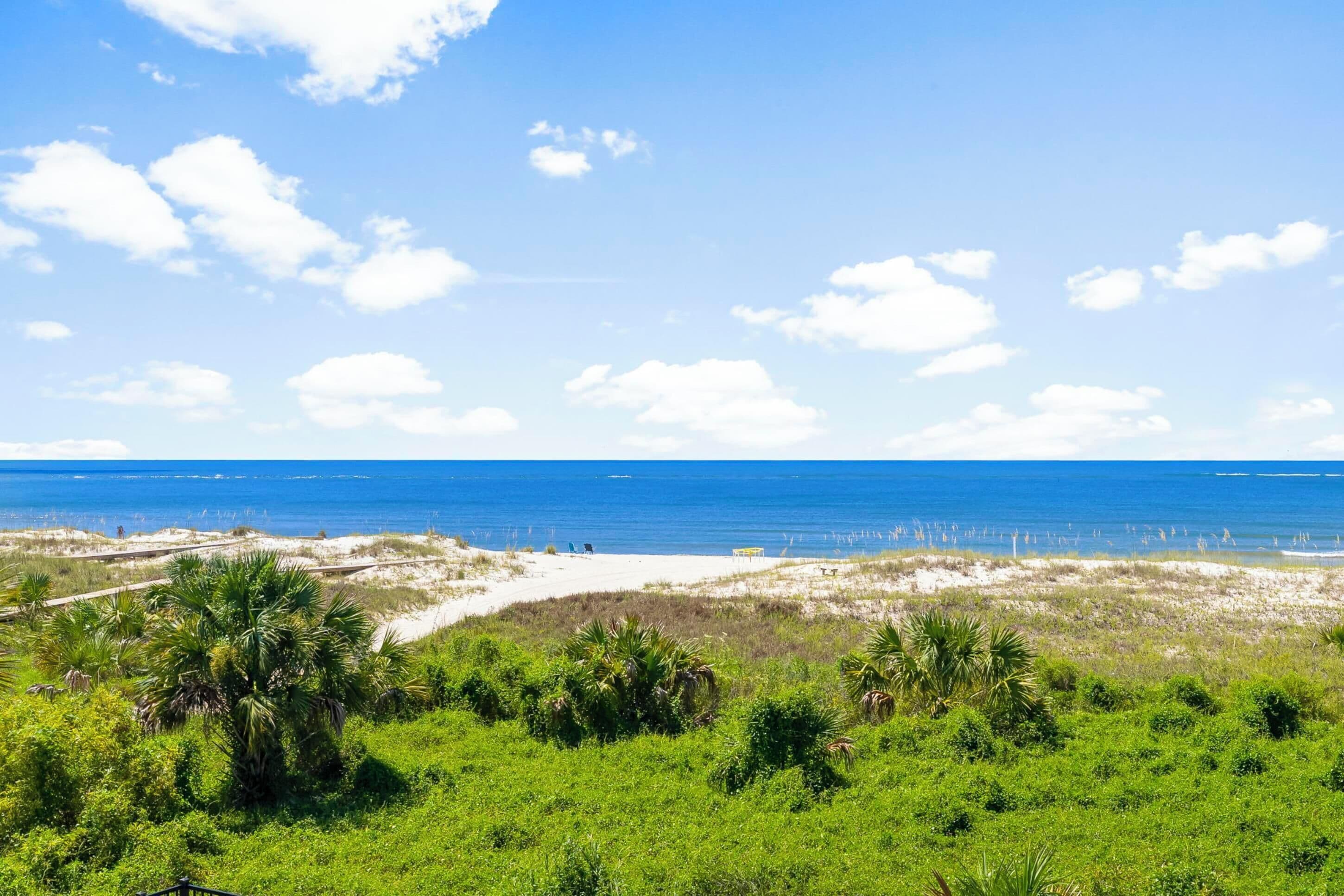 Perto da praia, areia branca, prática de pesca 