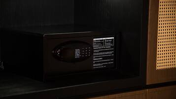 Una caja fuerte digital con instrucciones de uso y aviso sobre objetos de valor.