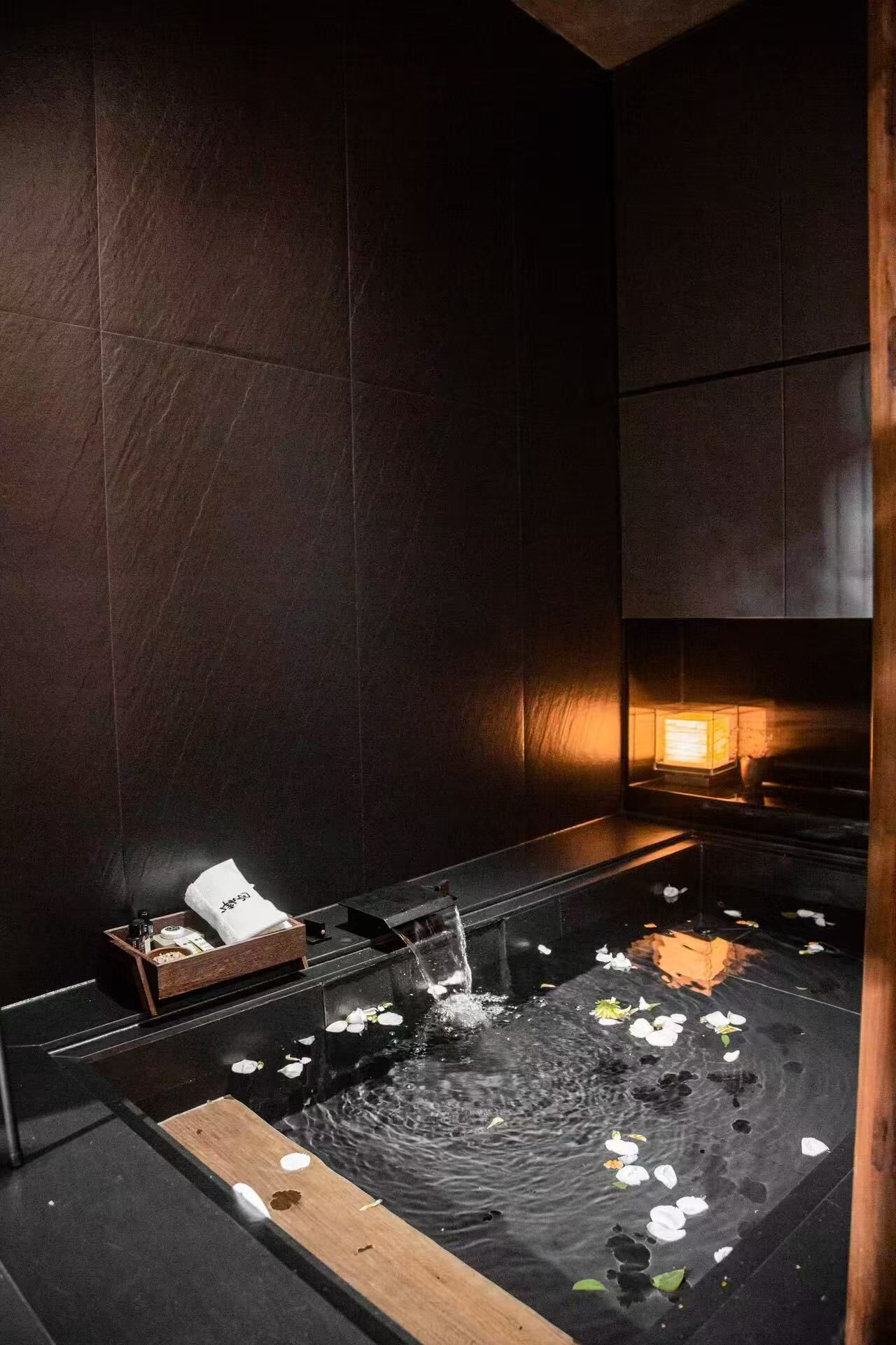 Escritorio, espacio para trabajar con laptop y cortinas blackout 