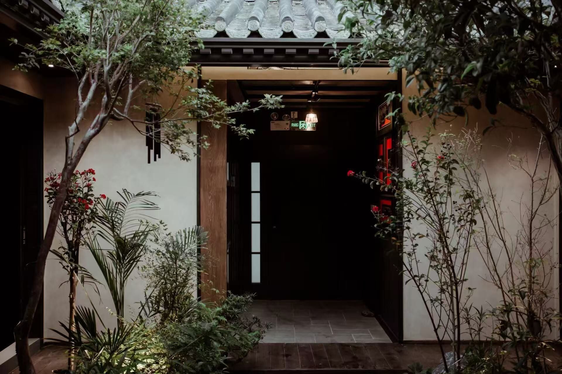 Traditional Suite, Courtyard View | Desk, laptop workspace, blackout drapes, iron/ironing board