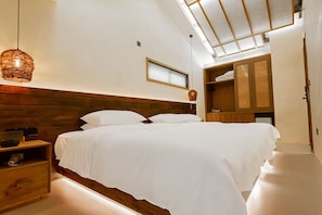 Schreibtisch, laptopgeeigneter Arbeitsplatz, Verdunkelungsvorhänge