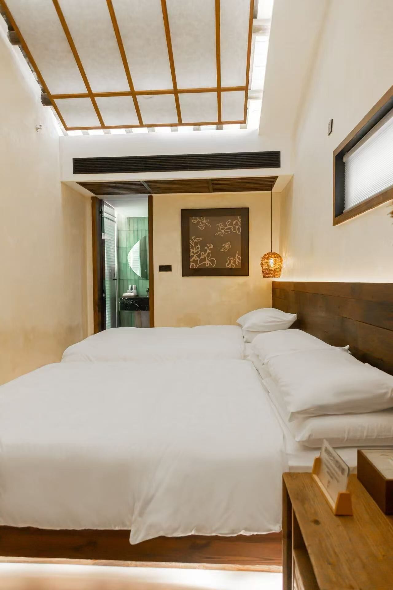 Habitación Prestigio con 2 camas individuales, vista al patio | Escritorio, espacio para trabajar con laptop y cortinas blackout 