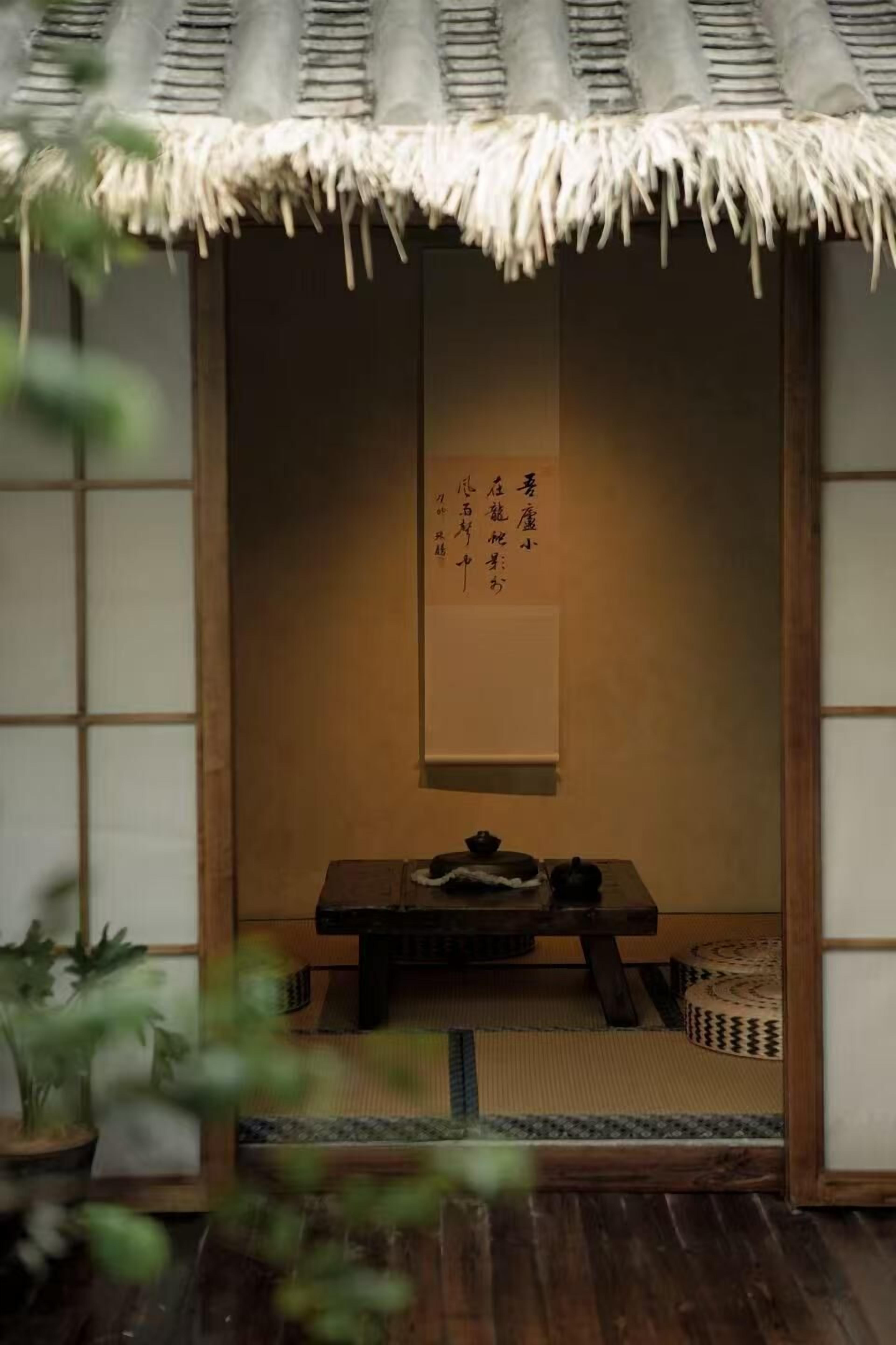 Suite Prestigio, vista al patio | Escritorio, espacio para trabajar con laptop y cortinas blackout 