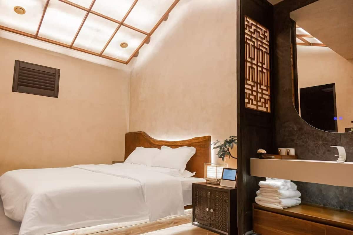 Schreibtisch, laptopgeeigneter Arbeitsplatz, Verdunkelungsvorhänge