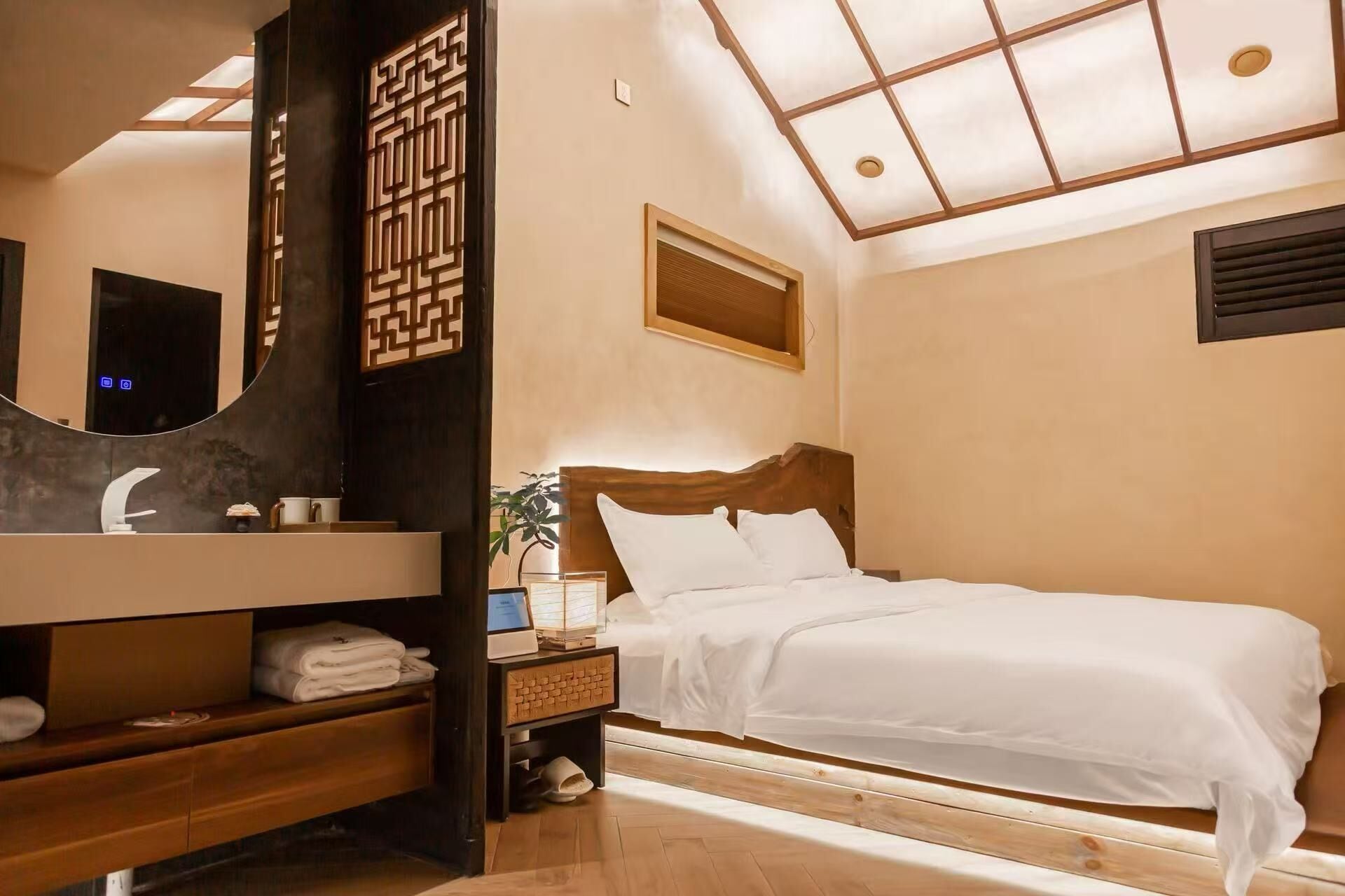 Escritorio, espacio para trabajar con laptop y cortinas blackout . WUTA Designer Hotel