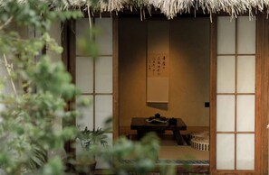 Suite Prestigio, vista al patio | Escritorio, espacio para trabajar con laptop y cortinas blackout