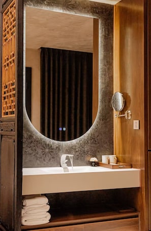 Kostenlose Toilettenartikel, Haartrockner, Hausschuhe, Handtücher