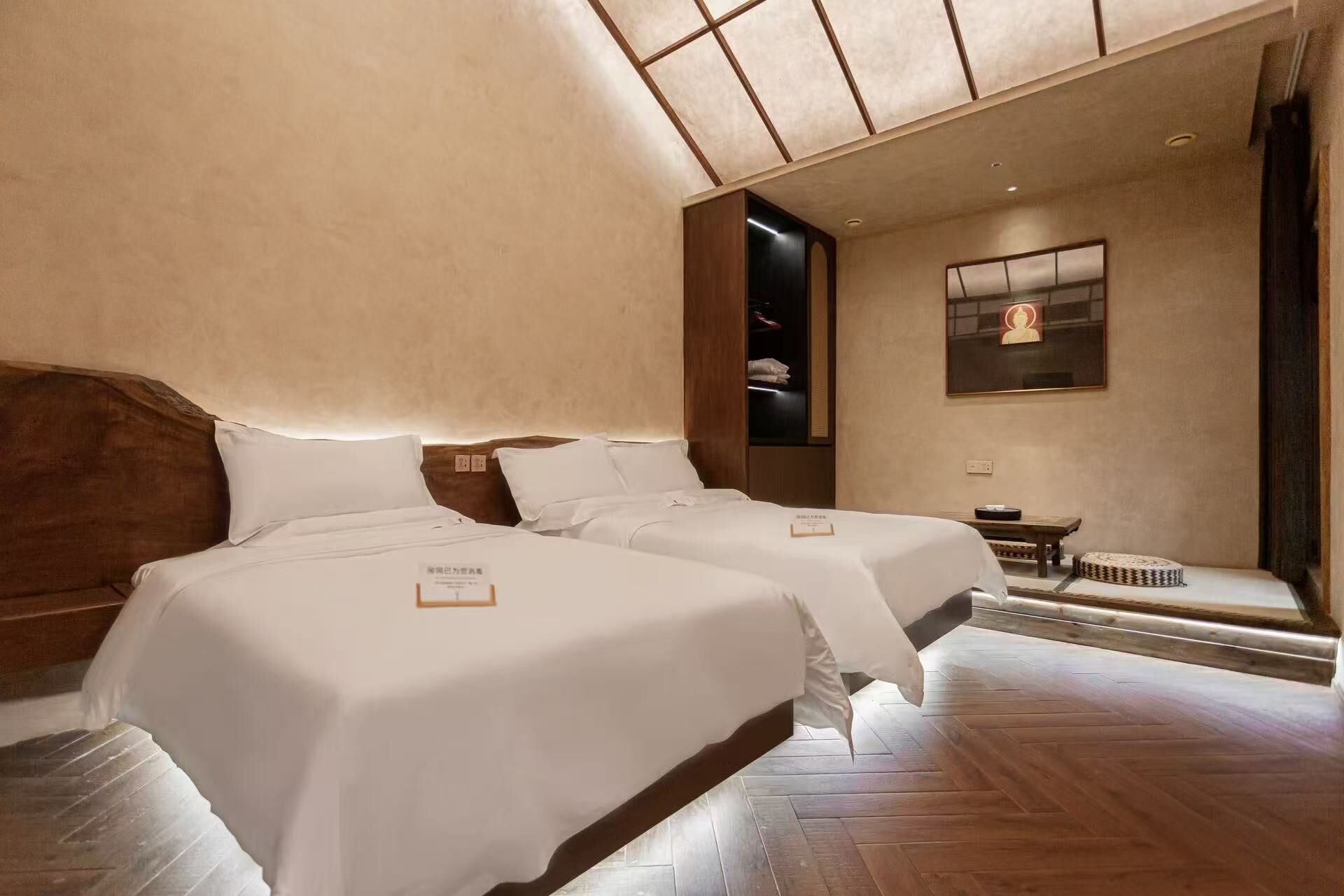 Escritorio, espacio para trabajar con laptop y cortinas blackout 