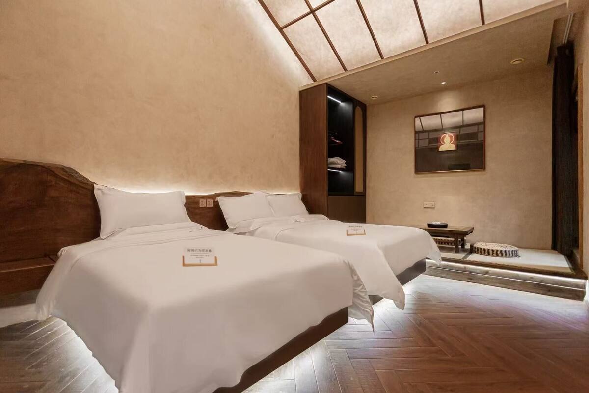 Schreibtisch, laptopgeeigneter Arbeitsplatz, Verdunkelungsvorhänge