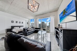 TV - Modern Downtown Loft with Balcony, Parking & City Views (Miami)