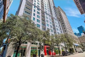 Exterior - Modern Downtown Loft with Balcony, Parking & City Views (Miami)