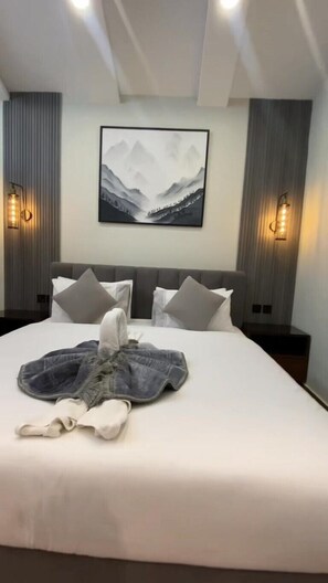 Deluxe Double Room, Mountain View | Soundproofing, iron/ironing board, free WiFi