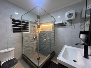 Bidet, Handtücher, Seife, Toilettenpapier