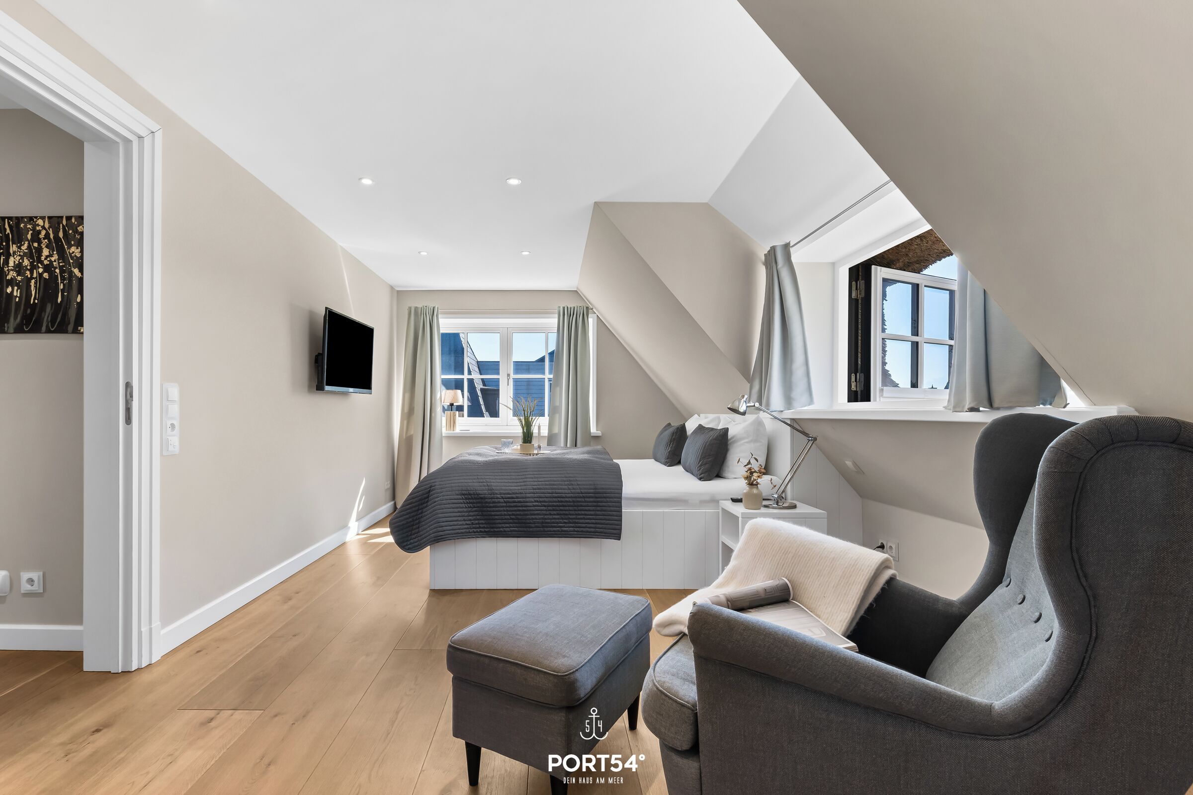 سرير سفر وواي فاي مجانًا وملاءات أسرّة