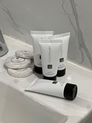 Tina y regadera independientes y pantuflas 