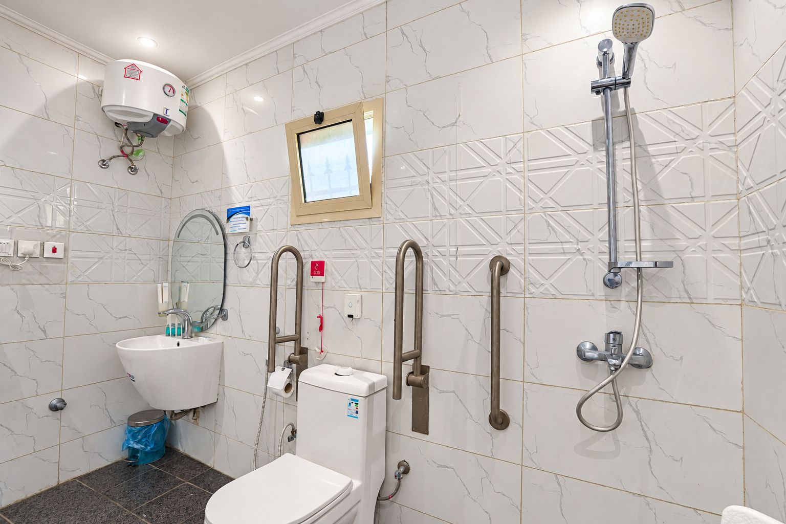 Une salle de bain moderne équipée de toilettes, d’un lavabo et d’une douche.