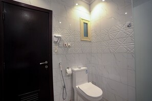 Shower, pengering rambut, sandal, dan kloset