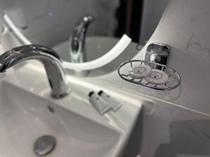 Tina y regadera independientes y pantuflas 