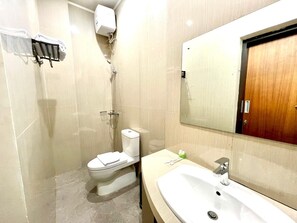 Ducha, secador de pelo, zapatillas y toallas