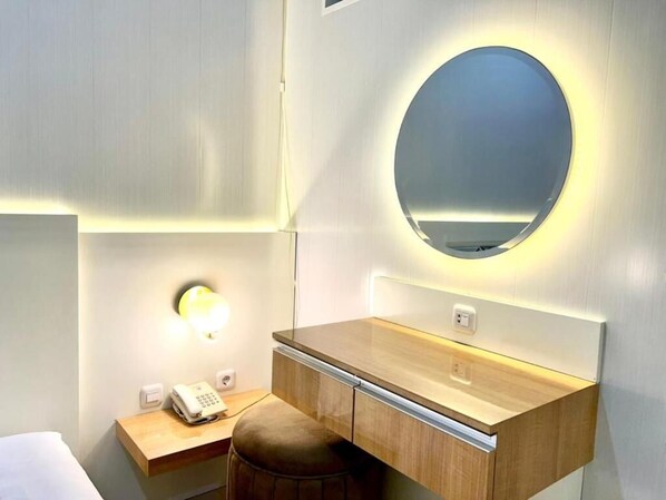 Suite | In-room safe, desk, laptop workspace, soundproofing - The Grand Hotel Ciamis (Ciamis)